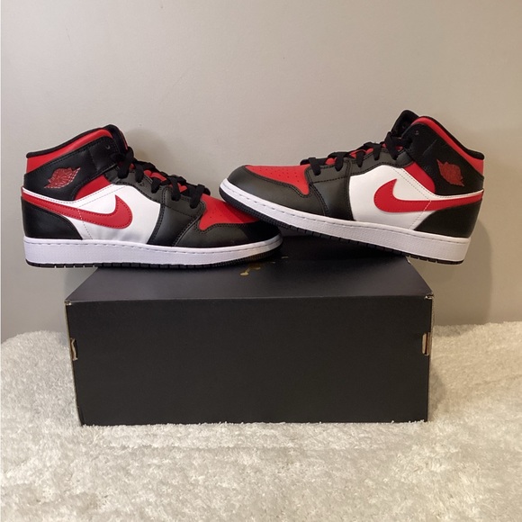 Air Jordan 1 Mid - Picture 9 of 12